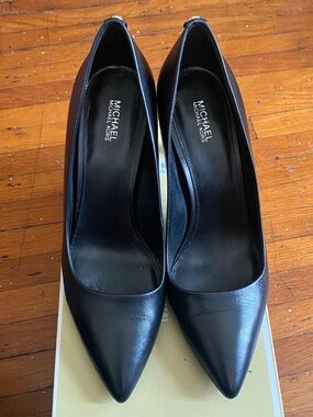 Michael Kors Classic Black Leather Pumps *Like New*